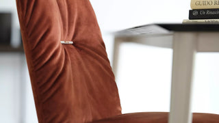 Détail du dossier en velours rouille d'une chaise Mobitec Aura avec poignée