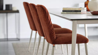 Photo d'ambiance de chaises Mobitec Aura rouille à une table blanche