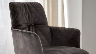 Détail d'une chaise à accoudoirs Mobitec Aura anthracite