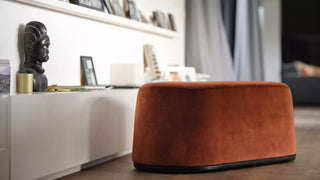Sfeerbeeld van een roestoranje ovale Mobitec Bolero poef in een woonkamer