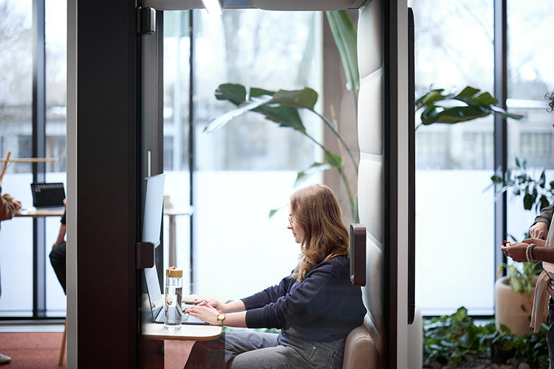 Hushoffice akoestische cabine als mobiele werkplek in een kantoor