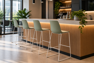 Frezza Yo Plastic barkrukken in groen aan een moderne kantoorbar