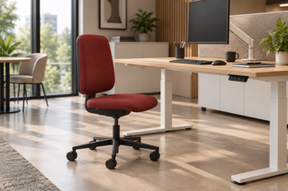 Rovo Eco 1060 S6 bureaustoel in bordeauxrood aan een moderne werkplek