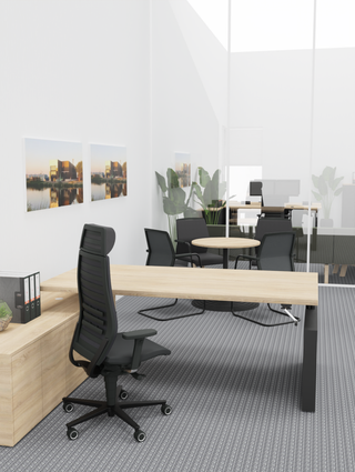 Sfeerbeeld van de Rovo R12 6070 S5 zwart aan een houten bureau in een licht directiekantoor