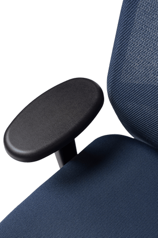 Detail of the adjustable black armrest of the Se7en Milo with blue back