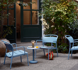 table basse linéaire en acier