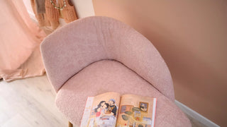 Detail van een roze Mobitec Thalia fauteuil met tijdschrift