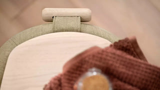 Detail van het houten blad op een Mobitec Thalia poef met handgreep