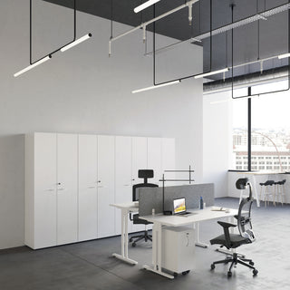 Sfeerbeeld van een Buronomic Comfort slim ladeblok in wit naast een bureau en witte kasten