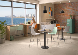 Buronomic Détente round and rectangular high tables in an office space