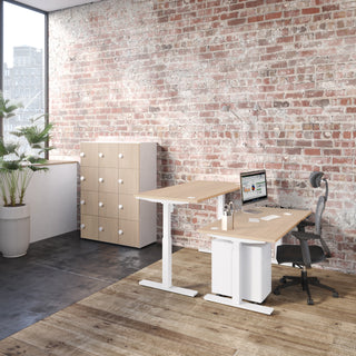Photo d'ambiance d'un casier Buronomic Locker Eko douze cases en wire oak devant un mur de briques
