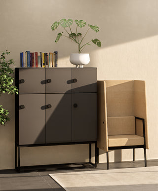 Photo d'ambiance d'un casier Buronomic Locker Eko noir à neuf cases à côté d'un fauteuil beige