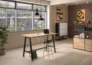 Photo d'ambiance d'un casier Buronomic Locker Eko neuf cases sur socle métal dans un bureau industriel