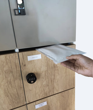 Casier Buronomic Locker Eko avec fente courrier, détail d'une enveloppe glissée dans la fente