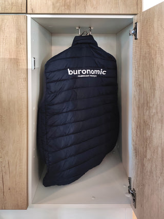 Casier vestiaire Buronomic Locker Eko ouvert avec une veste sur un cintre