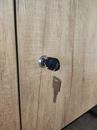 Porte de casier Buronomic Locker Eko en décor bois, détail de la serrure à clé