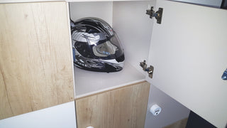 Casier Buronomic Locker Eko ouvert avec un casque, détail de la porte et des charnières