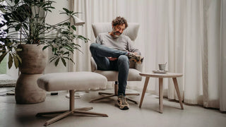 Sfeerbeeld van een man in een lichte Mobitec Enora relaxfauteuil met voetenbank