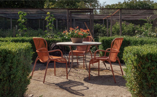 Chaise de repas d'extérieur Vincent Sheppard Loop terracotta, photo d'ambiance