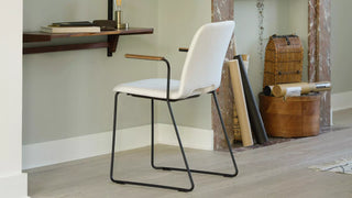 Photo d'ambiance d'une chaise Mobitec Pamp blanche à accoudoirs en bois à un bureau mural