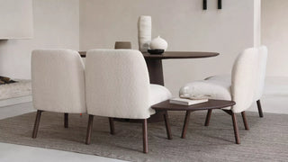 Sfeerbeeld van ecru Mobitec Thalia fauteuils rond een ronde eettafel