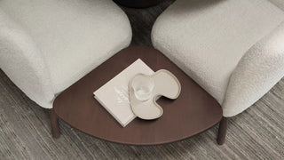 Detail van twee ecru Mobitec Thalia fauteuils met bijzettafel, bovenaanzicht